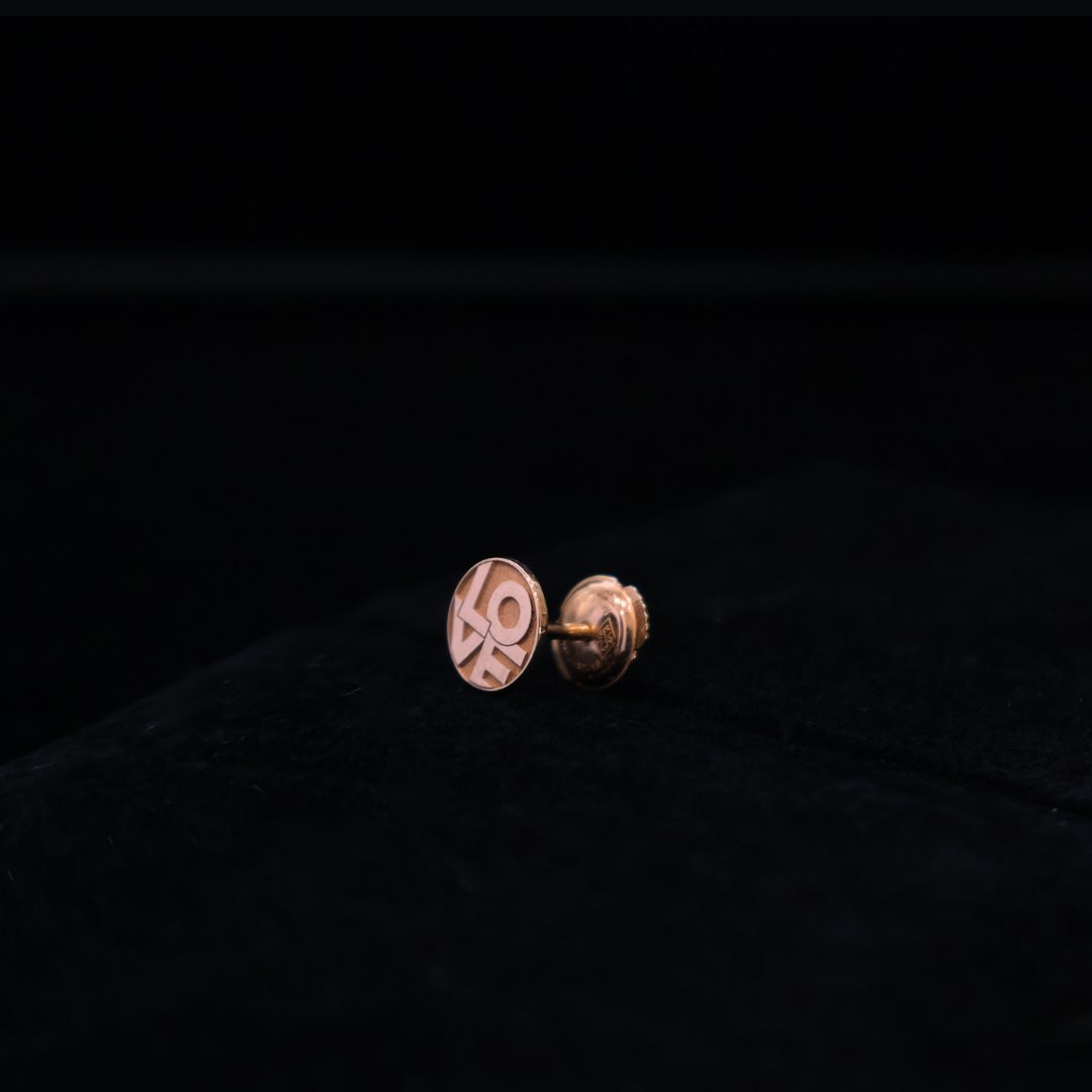 Boucle d'oreille LOVE en or 18 carats boucle d'oreille dépareillé en or rose
