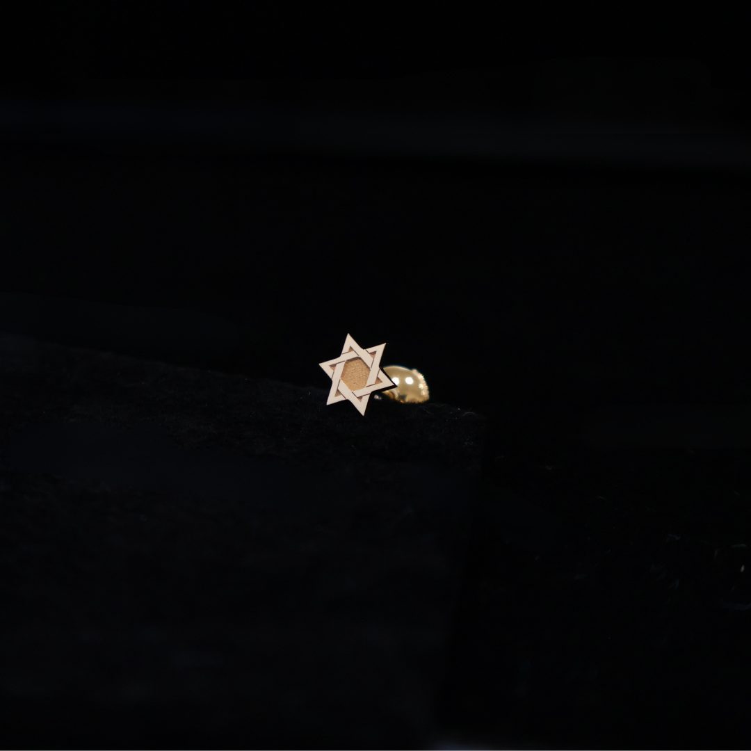 La Boucle d'oreille étoile de David Boucle d'oreille en or 18 carats boucle d'oreille étoile de david dépareillé en or jaune
